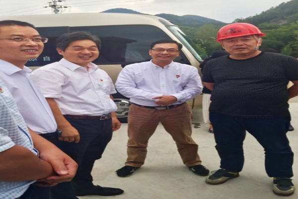 市委常委、區(qū)委書(shū)記葛學(xué)斌視察古堰畫鄉(xiāng)游客接待中心建設(shè)項(xiàng)目