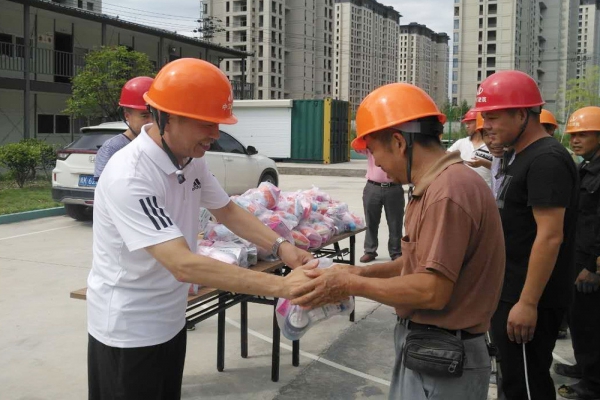 市建設(shè)局、市建筑業(yè)協(xié)會領(lǐng)導(dǎo)親臨現(xiàn)場慰問一線工人